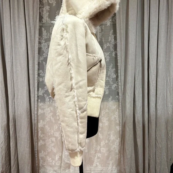 Bebe Women's Cream Jacket
Size S Excellent Condition - Picture 5 of 7